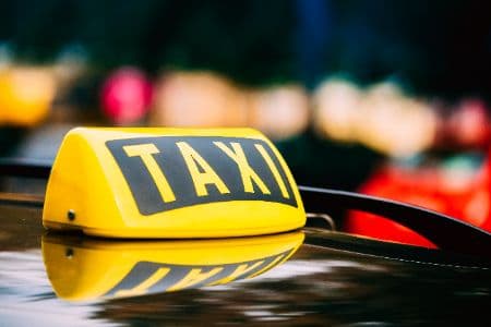 Ar trebui să iau un taxi sau să folosesc alt mijloc de transport în străinătate?