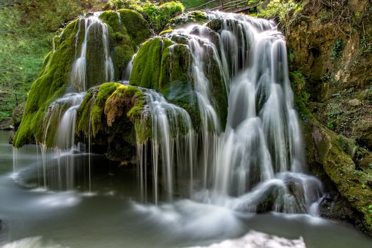 AXA-cascada-din-romania