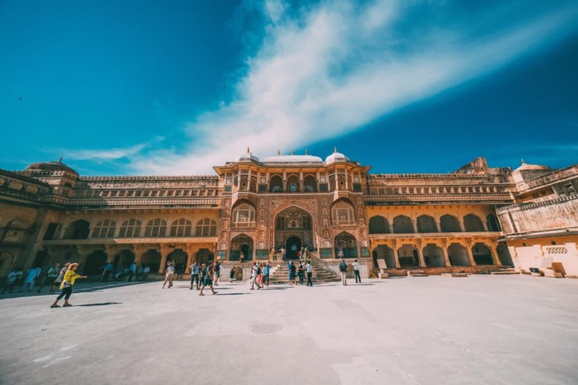 Călătoriți în India!