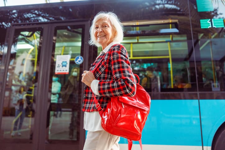 AXA-autobuzul-pentru-senoiri