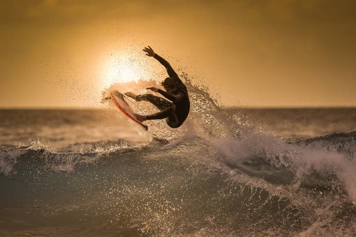 AXA-surfing-in-europa
