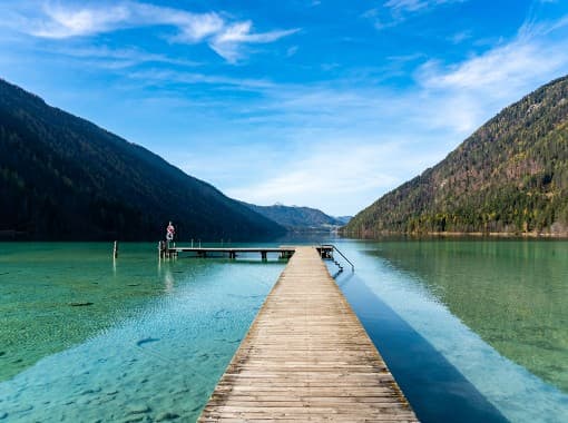 Austria oferă excursii la lacuri frumoase. Aici Weissensee.