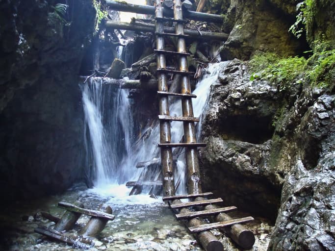 AXA-cascade-din-slovenia
