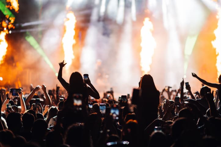 AXA-economisiti-bani-la-un-festival