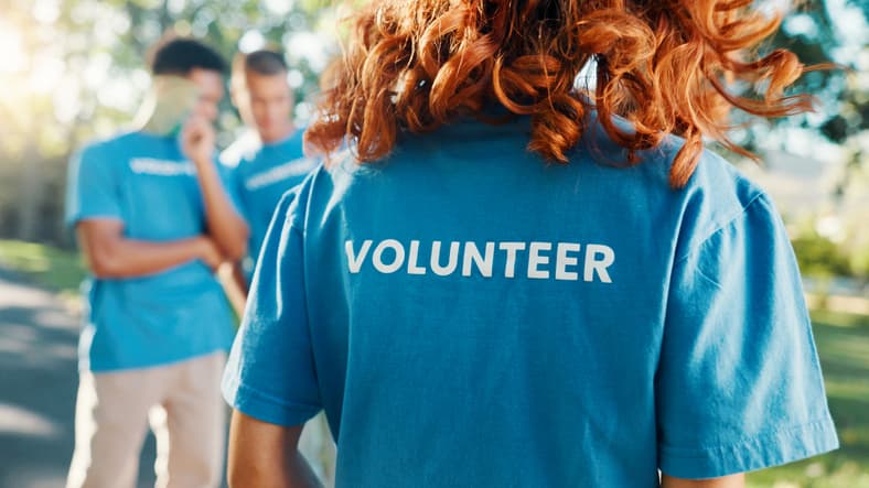 AXA-voluntariat-in-strainatate
