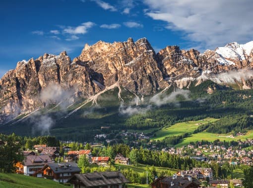 Cortina d'Ampezzo este centrul drumețiilor în Dolomiți.