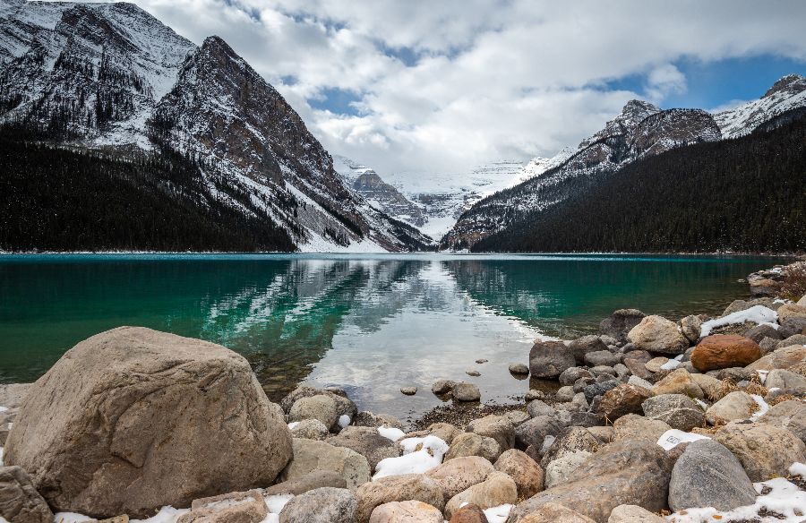 The-picturesque-Lake-Louise-in-Canada-(1).jpeg